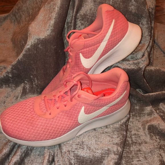 Nike athletic shoes - Picture 2 of 8